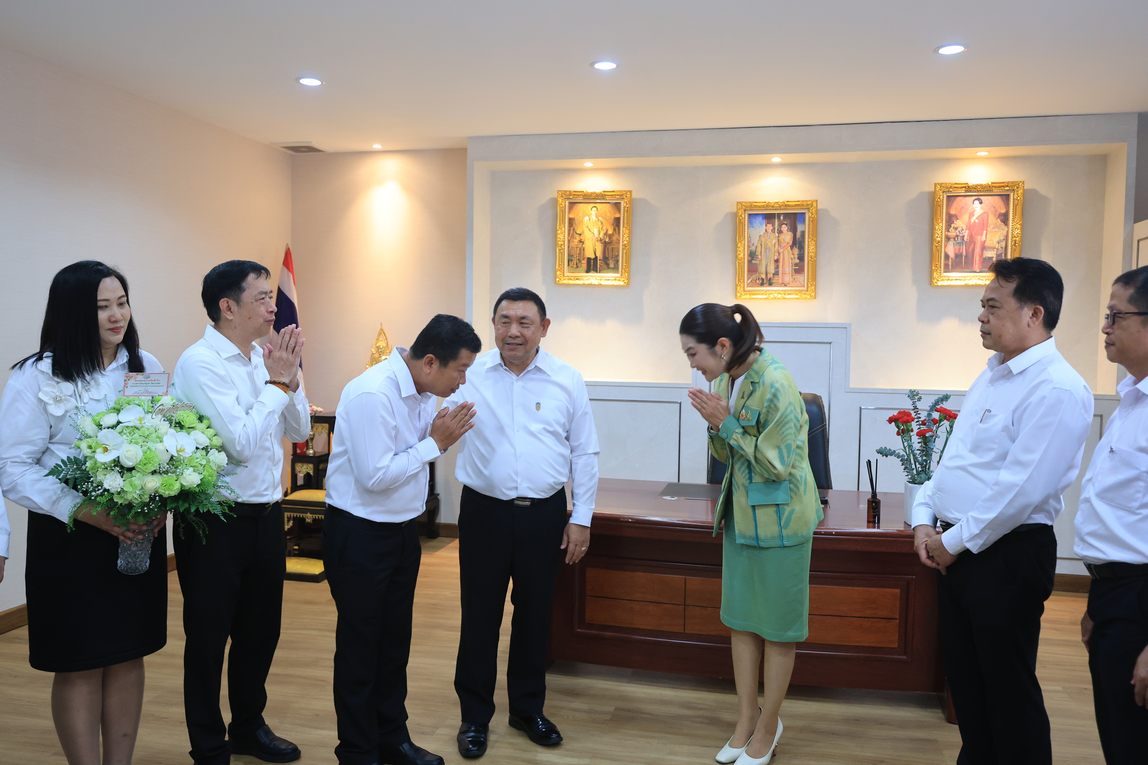 title - คณะผู้บริหาร ส.ป.ก. ร่วมแสดงความยินดีในโอกาสเข้ารับตำแหน่งของรัฐมนตรีว่าการกระทรวงเกษตรและสหกรณ์ และรัฐมนตรีช่วยว่าการกระทรวงเกษตรและสหกรณ์ 